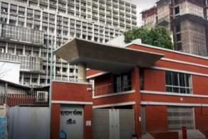 নতুন সরকারকে ব্যর্থ প্রমাণ করতেই ওইসব আমলারা ঠিকমত দায়িত্ব পালন করছেন না বলে মনে করেন সমন্বয়ক হাসনাত।