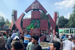 রাজধানীর জিরো পয়েন্ট এলাকায় নূর হোসেন চত্ত্বরে সকাল থেকেই বিভিন্ন সংগঠনকে বিক্ষোভ প্রদর্শন করে ছাত্র-জনতা।