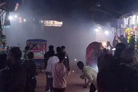 দুই পক্ষের সংঘর্ষে আহত হয়েছেন অন্তত পাঁচজন