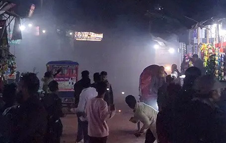 দুই পক্ষের সংঘর্ষে আহত হয়েছেন অন্তত পাঁচজন