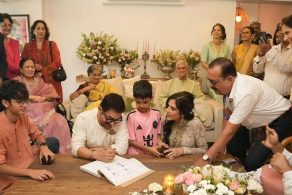 গৌরী স্প্র্যাটকে বিয়ের পর নতুন বিতর্কে বলিউড অভিনেতা আমির খান। আন্তঃধর্মীয় বিয়েকে কেন্দ্র করে এক আলেমের ‘ফতোয়া’ এবং এক হিন্দু পুরোহিতের বিতর্কিত মন্তব্য নিয়ে ভারতে আলোচনা চলছে।