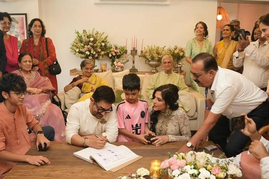 গৌরী স্প্র্যাটকে বিয়ের পর নতুন বিতর্কে বলিউড অভিনেতা আমির খান। আন্তঃধর্মীয় বিয়েকে কেন্দ্র করে এক আলেমের ‘ফতোয়া’ এবং এক হিন্দু পুরোহিতের বিতর্কিত মন্তব্য নিয়ে ভারতে আলোচনা চলছে।
