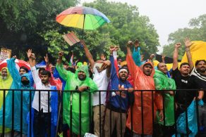 দিল্লির যন্তর মন্তরের বিক্ষোভস্থলে শুক্রবার বৃষ্টির মধ্যেও রেইনকোট ও ছাতা পরে প্রতিবাদী তরুণ ও শিক্ষার্থীদের স্লোগান দিতে এবং উল্লাস করতে দেখা যায়।