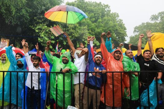 দিল্লির যন্তর মন্তরের বিক্ষোভস্থলে শুক্রবার বৃষ্টির মধ্যেও রেইনকোট ও ছাতা পরে প্রতিবাদী তরুণ ও শিক্ষার্থীদের স্লোগান দিতে এবং উল্লাস করতে দেখা যায়।