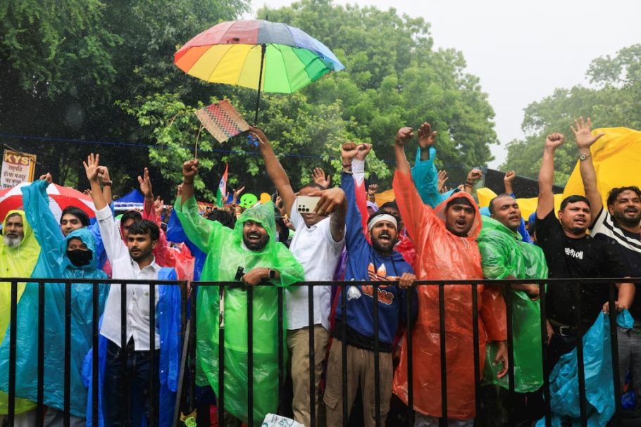 দিল্লির যন্তর মন্তরের বিক্ষোভস্থলে শুক্রবার বৃষ্টির মধ্যেও রেইনকোট ও ছাতা পরে প্রতিবাদী তরুণ ও শিক্ষার্থীদের স্লোগান দিতে এবং উল্লাস করতে দেখা যায়।