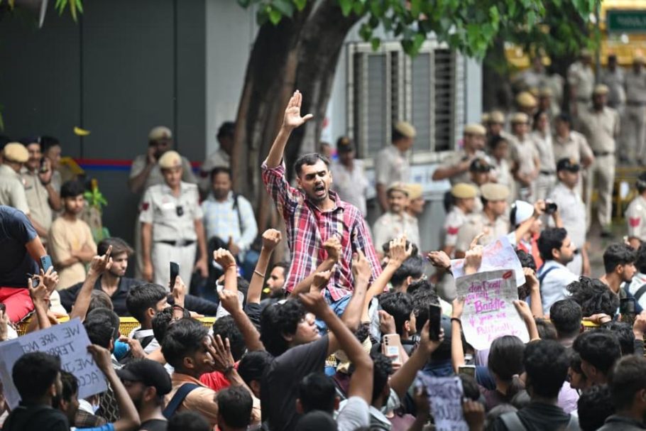 ছাত্র আন্দোলন ভিন্ন মাত্রা নিয়েছে ভারতে।