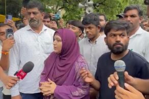 যন্তর মন্তরের সামনে বিক্ষোভে সানা শেখ এর বাবা ও মা সাংবাদিকদের সাথে কথা বলছেন। সানা সম্প্রতি প্রশ্নপত্র ফাঁসের কারণে পরীক্ষা বন্ধ হলে আত্মহত্যা করেন।
