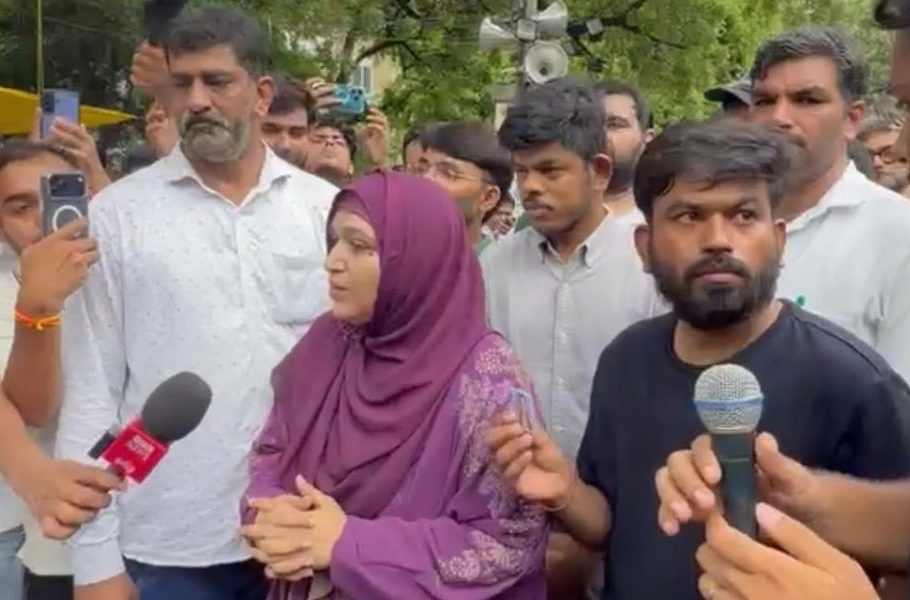 যন্তর মন্তরের সামনে বিক্ষোভে সানা শেখ এর বাবা ও মা সাংবাদিকদের সাথে কথা বলছেন। সানা সম্প্রতি প্রশ্নপত্র ফাঁসের কারণে পরীক্ষা বন্ধ হলে আত্মহত্যা করেন।