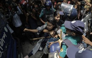 বাংলাদেশের রাজধানী ঢাকার ছাত্র আন্দোলনেও পুলিশ চড়াও হয়েছিল। কিন্তু থামাতে পারেনি তরুণদের।