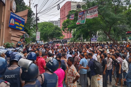রাজধানীর ন্যাশনাল মেডিকেলের সামনে আজ সন্ধ্যার পরও ছাত্রদলের নেতা–কর্মীদের অবস্থান করতে দেখা গেছে।
