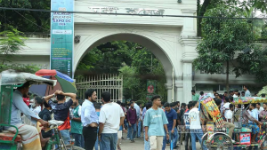 মঙ্গলবার দুপুরে সংঘর্ষে জড়ায় ঢাকা কলেজের ছাত্রদল ও ছাত্রশিবির।