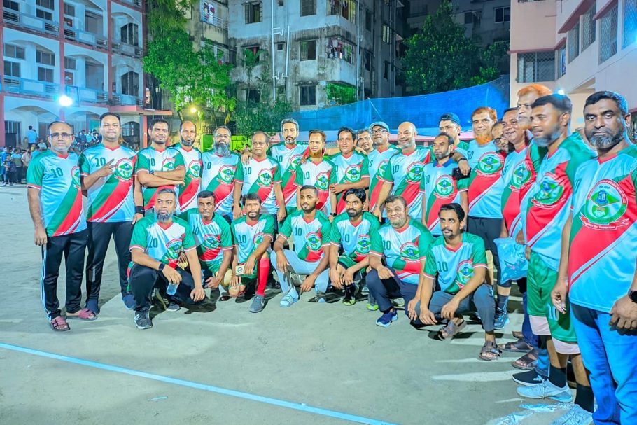 মাদককে না বলুন, খেলাধুলায় মন দিন—এই স্লোগানকে সামনে রেখে রাজধানী ঢাকার খিলগাঁওয়ে শুরু হয়েছে জমজমাট ‘আরাফাত রহমান কোকো স্মৃতি ফুটবল টুর্নামেন্ট’।