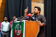সোমবার রাজধানীর কাকরাইলে ইনস্টিটিউট অব ডিপ্লোমা ইঞ্জিনিয়ার্স বাংলাদেশ (আইডিইবি) মিলনায়তনে আয়োজিত ‘শহীদ পরিবার ও আহতদের কণ্ঠে জনতার এক দফা’ শীর্ষক আলোচনা সভায় বক্তৃতা করেন এনসিপি নেতা নাহিদ ইসলাম।
