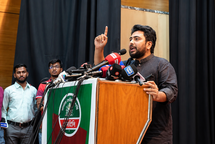 সোমবার রাজধানীর কাকরাইলে ইনস্টিটিউট অব ডিপ্লোমা ইঞ্জিনিয়ার্স বাংলাদেশ (আইডিইবি) মিলনায়তনে আয়োজিত ‘শহীদ পরিবার ও আহতদের কণ্ঠে জনতার এক দফা’ শীর্ষক আলোচনা সভায় বক্তৃতা করেন এনসিপি নেতা নাহিদ ইসলাম।